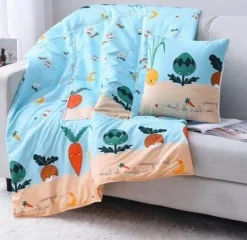 Bunte Cartoon-Kissendecke - 2-in-1-Plüschüberwurf
