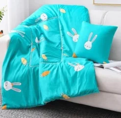 Bunte Cartoon-Kissendecke - 2-in-1-Plüschüberwurf