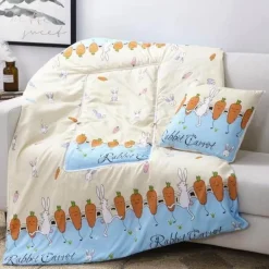 Bunte Cartoon-Kissendecke - 2-in-1-Plüschüberwurf