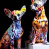 Bunte Chihuahua-Hundestatue aus Kunstharz – moderne Dekofigur