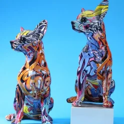 Bunte Chihuahua-Hundestatue aus Kunstharz – moderne Dekofigur