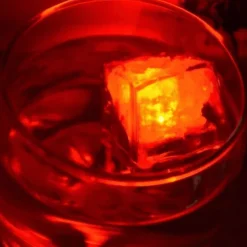 Bunte LED-Eiswürfel – Leuchtende, wasseraktivierte Partydekoration