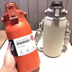 Camping-Thermoskanne aus Edelstahl mit integriertem Strohhalm