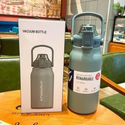 Camping-Thermoskanne aus Edelstahl mit integriertem Strohhalm