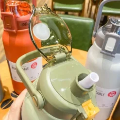 Camping-Thermoskanne aus Edelstahl mit integriertem Strohhalm