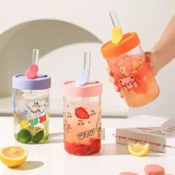 Cartoon-Glasbecher mit Deckel und Strohhalm – 600 ml Trinkgeschirr