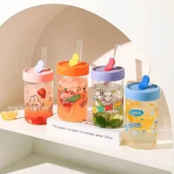 Cartoon-Glasbecher mit Deckel und Strohhalm – 600 ml Trinkgeschirr