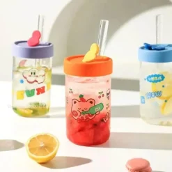 Cartoon-Glasbecher mit Deckel und Strohhalm – 600 ml Trinkgeschirr