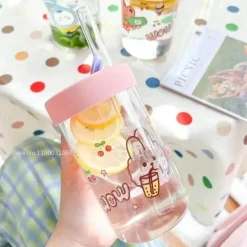 Cartoon-Glasbecher mit Deckel und Strohhalm – 600 ml Trinkgeschirr