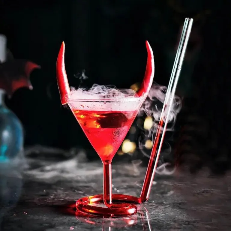 Cocktailglas mit Spiralstrohhalm – Kreativer Partykelch