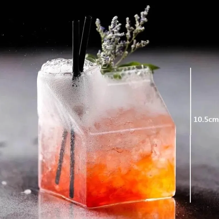 Cocktailglas mit Spiralstrohhalm – Kreativer Partykelch