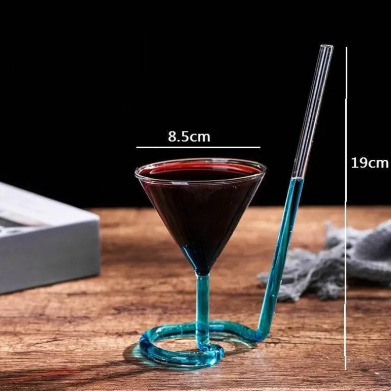 Cocktailglas mit Spiralstrohhalm – Kreativer Partykelch