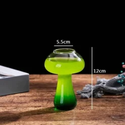 Cocktailglas mit Spiralstrohhalm – Kreativer Partykelch