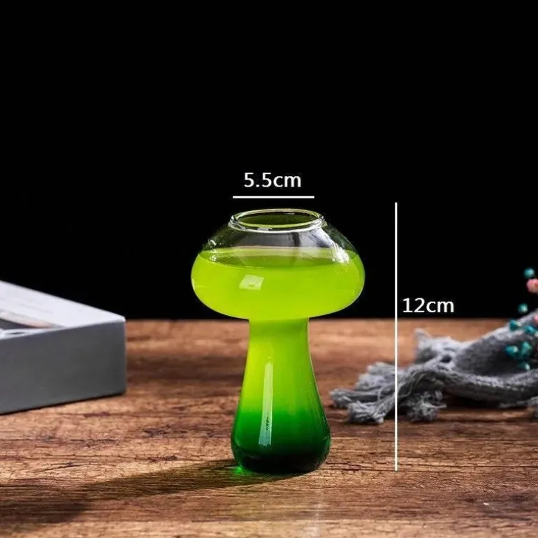 Cocktailglas mit Spiralstrohhalm – Kreativer Partykelch
