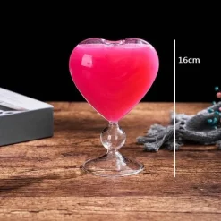Cocktailglas mit Spiralstrohhalm – Kreativer Partykelch