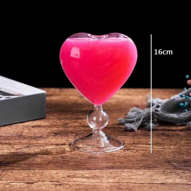 Cocktailglas mit Spiralstrohhalm – Kreativer Partykelch