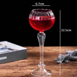 Cocktailglas mit Spiralstrohhalm – Kreativer Partykelch