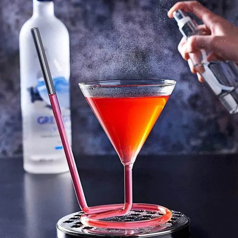 Cocktailglas mit Spiralstrohhalm – Kreativer Partykelch