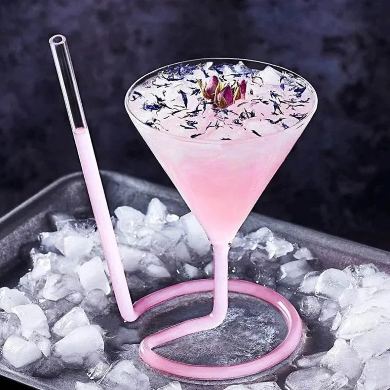 Cocktailglas mit Spiralstrohhalm – Kreativer Partykelch