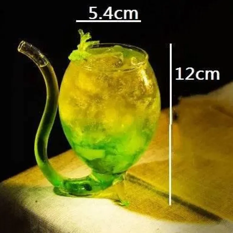 Cocktailglas mit Spiralstrohhalm – Kreativer Partykelch