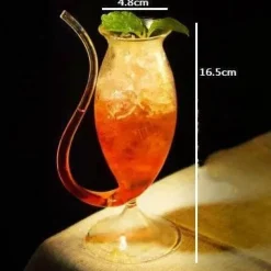Cocktailglas mit Spiralstrohhalm – Kreativer Partykelch