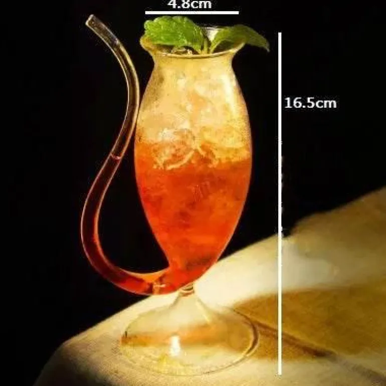 Cocktailglas mit Spiralstrohhalm – Kreativer Partykelch
