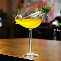 Cocktailglas mit Spiralstrohhalm – Kreativer Partykelch