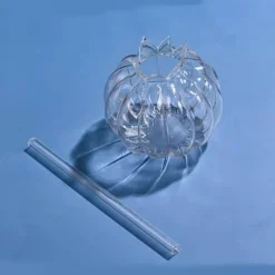 Cocktailglas-Set in Granatapfelform mit wiederverwendbarem Strohhalm