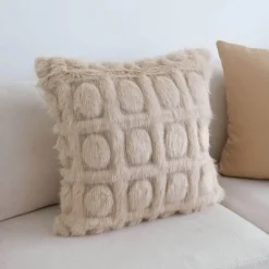Cremefarbener geometrischer Kunstfell-Kissenbezug – Luxus-Wohndekor-Akzent