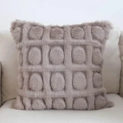 Cremefarbener geometrischer Kunstfell-Kissenbezug – Luxus-Wohndekor-Akzent