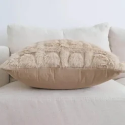 Cremefarbener geometrischer Kunstfell-Kissenbezug – Luxus-Wohndekor-Akzent