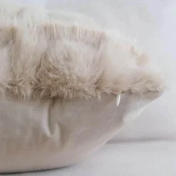 Cremefarbener geometrischer Kunstfell-Kissenbezug – Luxus-Wohndekor-Akzent