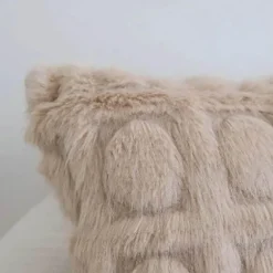 Cremefarbener geometrischer Kunstfell-Kissenbezug – Luxus-Wohndekor-Akzent