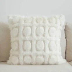 Cremefarbener geometrischer Kunstfell-Kissenbezug – Luxus-Wohndekor-Akzent