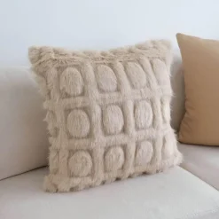 Cremefarbener geometrischer Kunstfell-Kissenbezug – Luxus-Wohndekor-Akzent