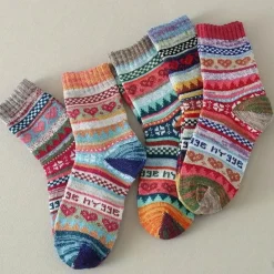 Crew-Socken mit Herz-Strickmuster – gemütliche modische Damensocken