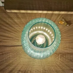 Dekorative Tischlampe aus gehämmertem Glas – stilvolle Beleuchtungsvorrichtung