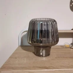 Dekorative Tischlampe aus gehämmertem Glas – stilvolle Beleuchtungsvorrichtung