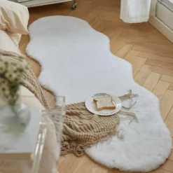 Dekorativer Teppich in Wolkenform – weicher Akzent fürs Kinderzimmer