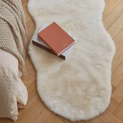 Dekorativer Teppich in Wolkenform – weicher Akzent fürs Kinderzimmer