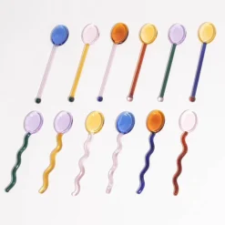 Dessertlöffel aus gewelltem Glas – elegante Servierutensilien