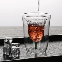 Doppelschichtiges Glas mit Blumenmuster – Stilvolles Trinkgeschirr