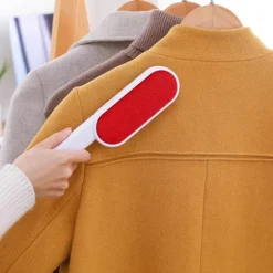 Doppelseitige Bürste zur Entfernung von Tierhaaren. Effektiver Fussel- und Staubreiniger für Mäntel und Pullover.