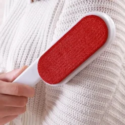 Doppelseitige Bürste zur Entfernung von Tierhaaren. Effektiver Fussel- und Staubreiniger für Mäntel und Pullover.