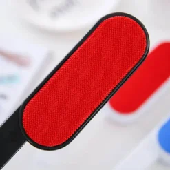 Doppelseitige Bürste zur Entfernung von Tierhaaren. Effektiver Fussel- und Staubreiniger für Mäntel und Pullover.