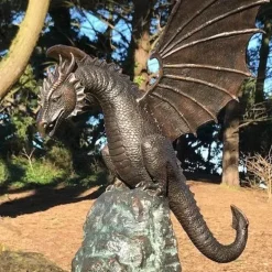 Drachenbrunnen-Skulptur – Majestätisches feuerspeiendes Design-Dekor