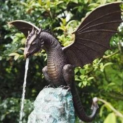 Drachenbrunnen-Skulptur – Majestätisches feuerspeiendes Design-Dekor