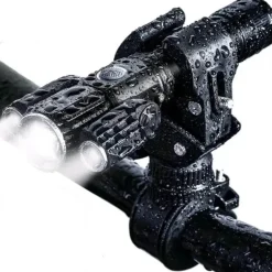 Drehbare, wiederaufladbare Taschenlampe mit drei Köpfen – vielseitige Außenbeleuchtung