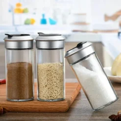 Drehbares Gewürzglas mit Aufbewahrungsmöglichkeit in der Küche für einfachen Zugriff auf die Gewürze