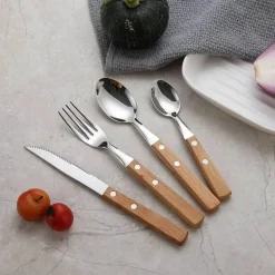 Edelstahl-Besteckset mit eleganten Holzgriffen zum Essen